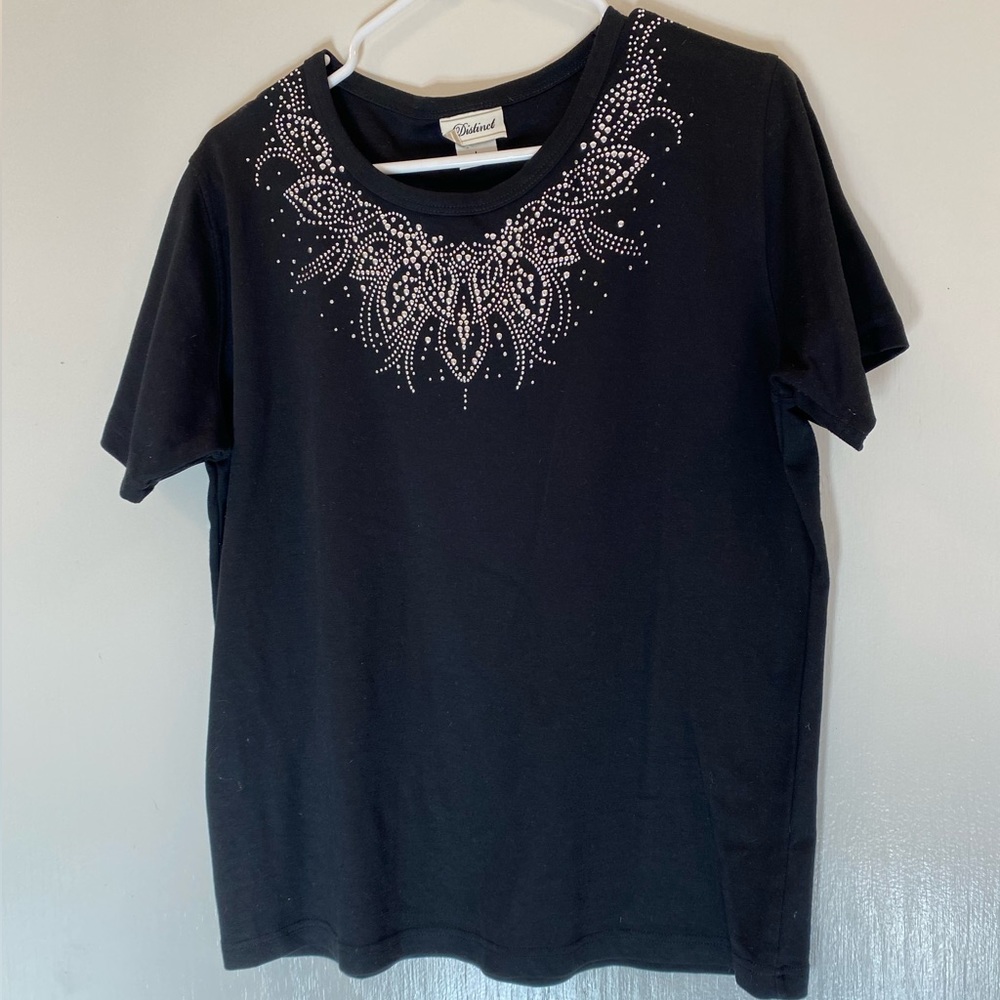 Distinct L women’s top